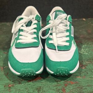 Reebok women’s Sneakers in Green and White